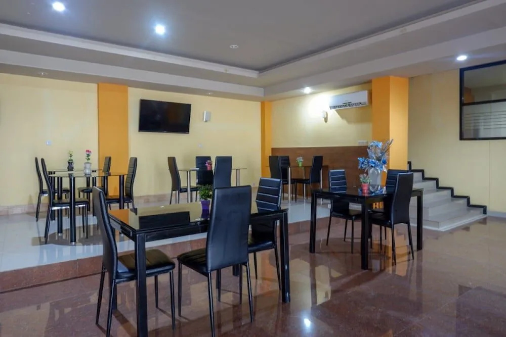 RedDoorz Plus @ Cameloan Hotel Palu