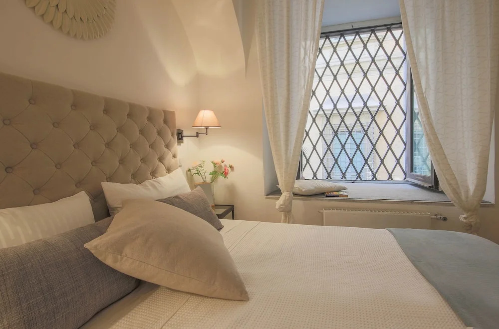 Majestic 1BR / 2BR Suites Next To Colosseum at Piazza Venezia