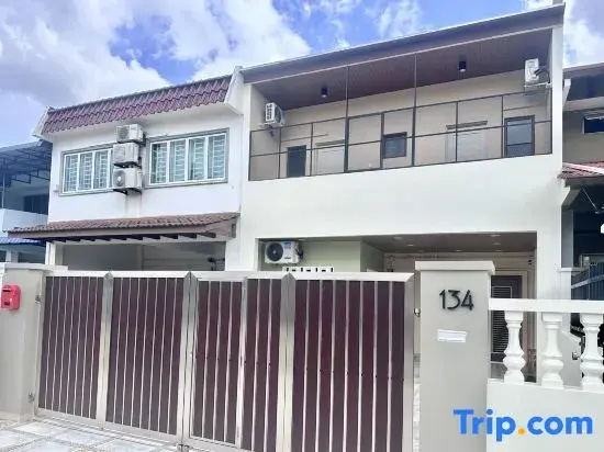 Balcony house JB Taman Sentosa 12 Pax