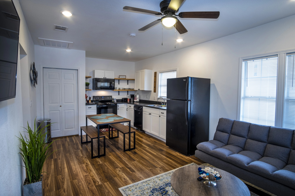 Downtown View Cozy 2br/1ba Home Sleeps 8