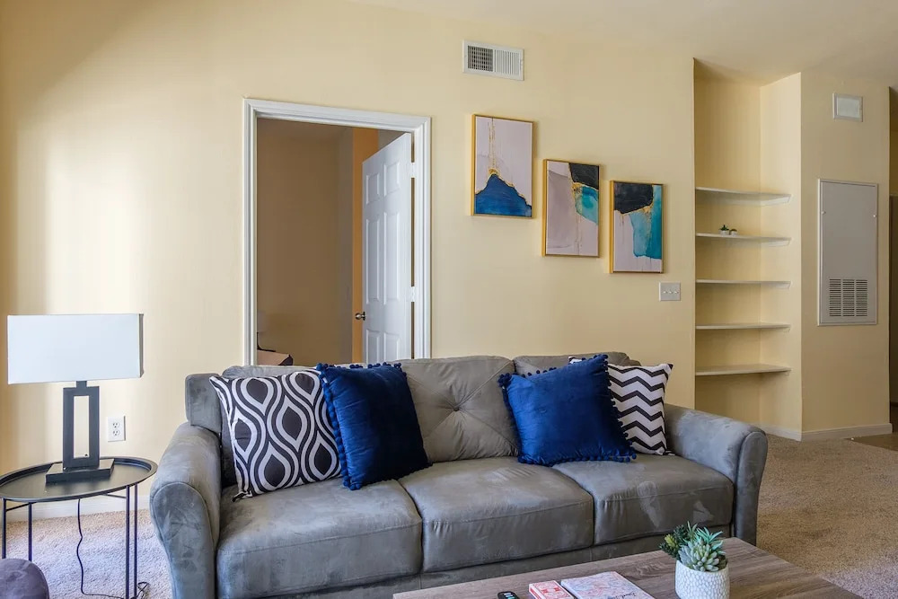1 and 2 BR Apts in Downtown by Frontdesk