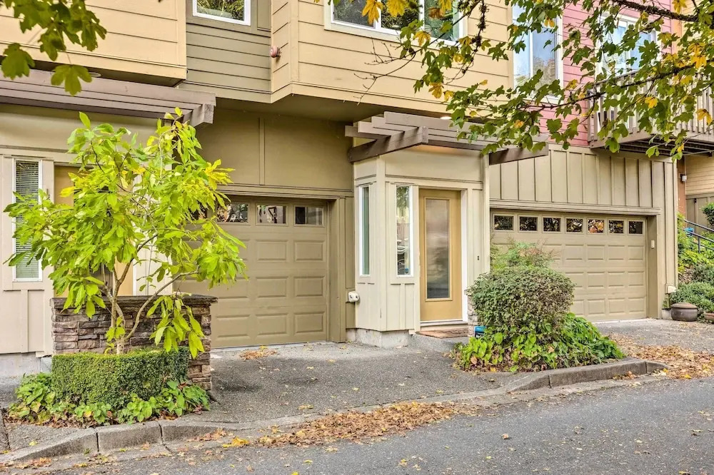 Walk to Local Shops & Eats! Quaint Issaquah Home