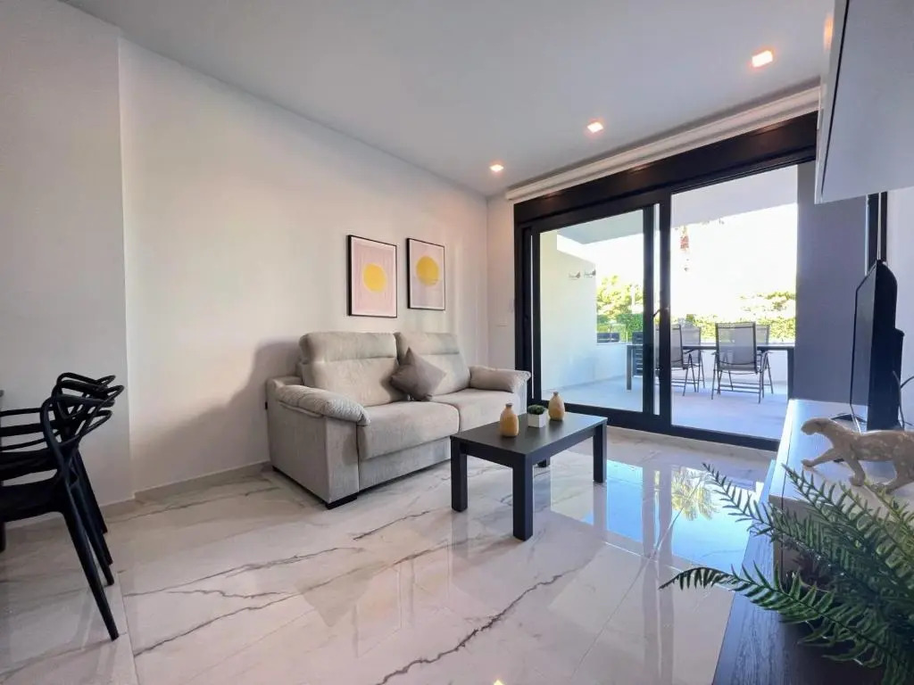 Modern Two Bedroom Ground Floor Apartment Duly7