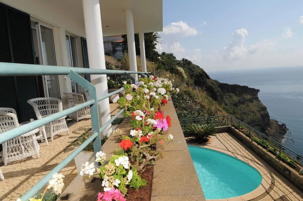 An uninterrupted 180 overlooking the Atlantic Ocean