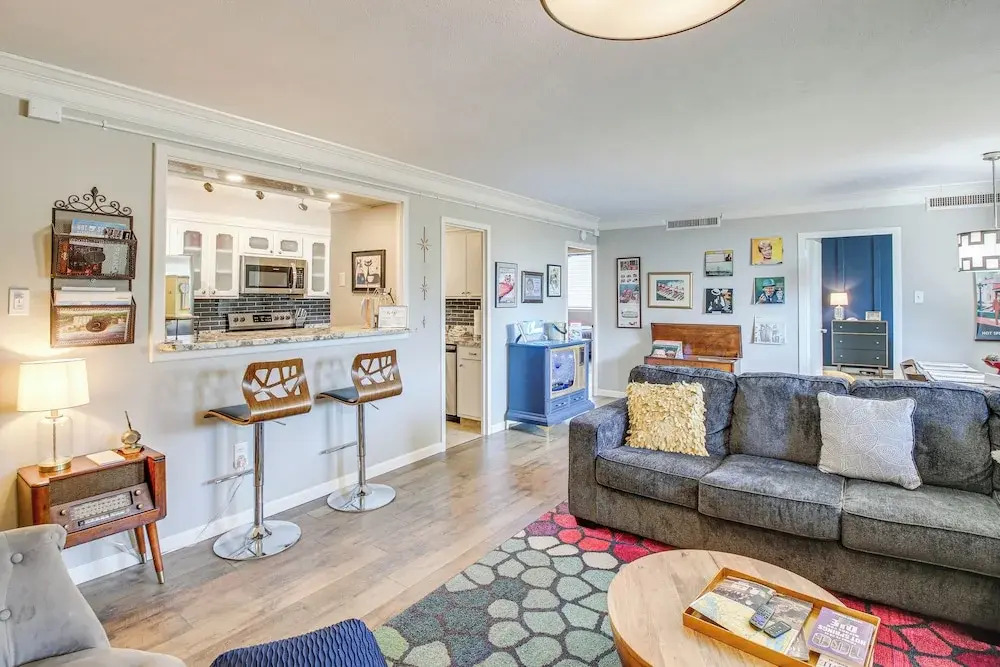 Mid-century Modern Condo on Lake Hamilton!