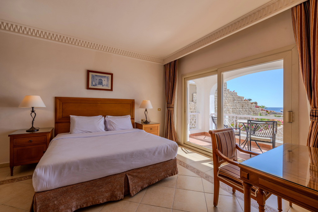 Курортный Отель Continental Plaza Beach Resort