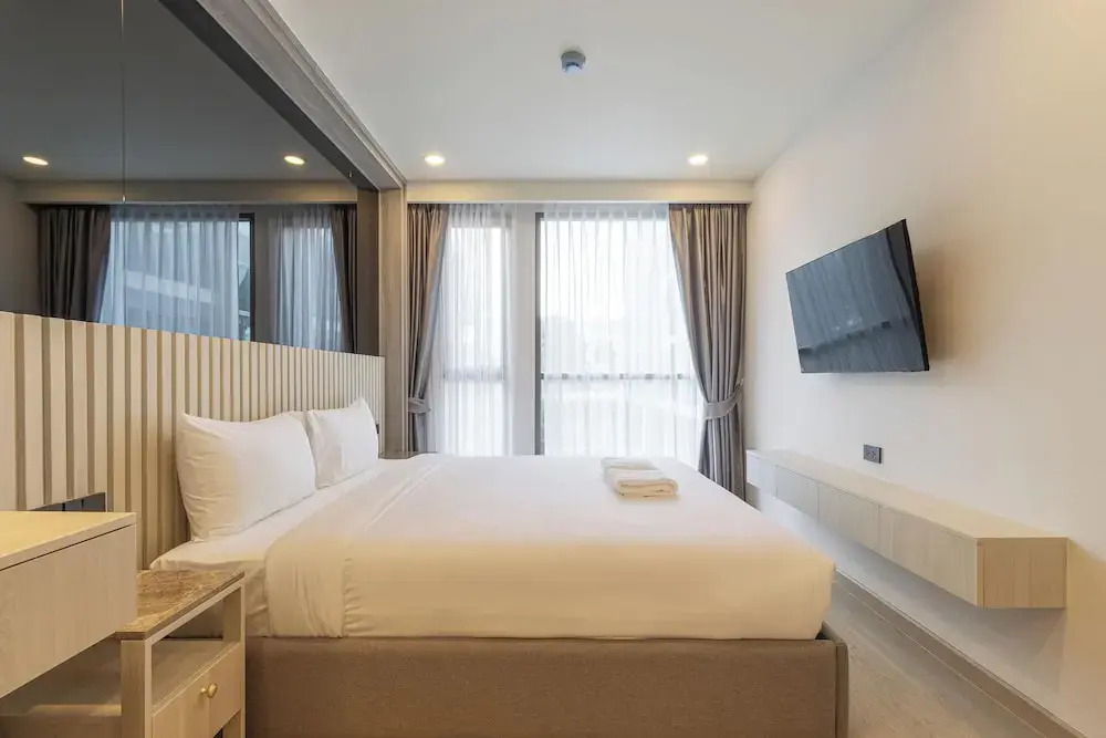 New Condo w Pool Gym Beach Nearby C247