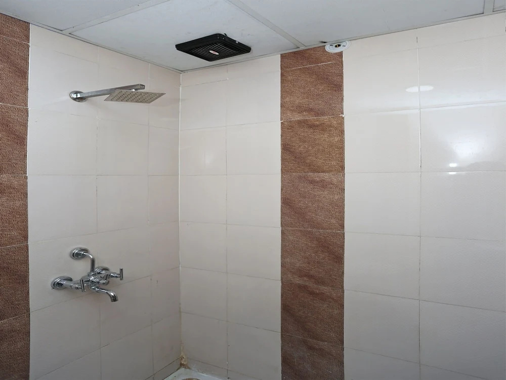 OYO Flagship 12177 Hotel Crystal Inn