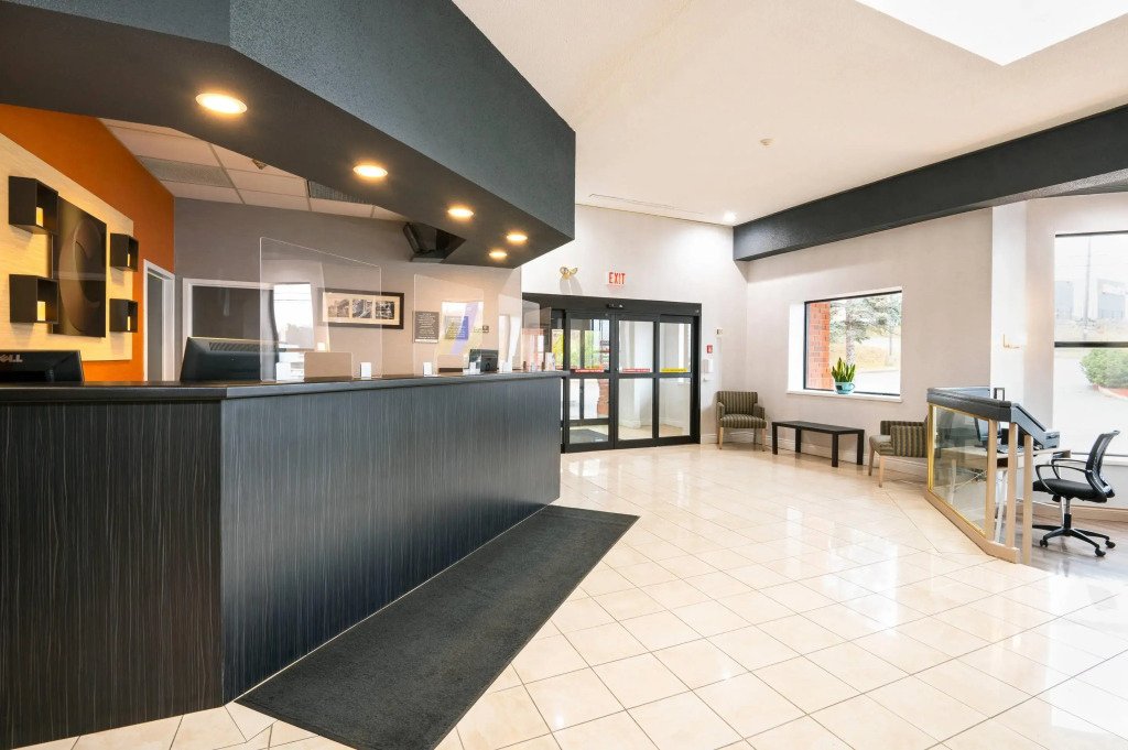 Comfort Hotel & Suites
