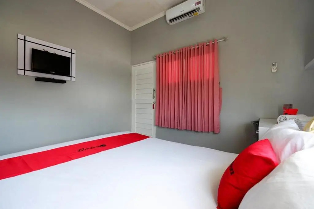 RedDoorz near Solo Square 3