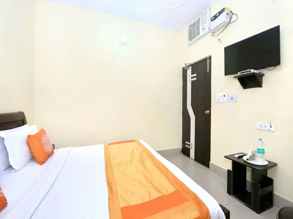 OYO 11642 Hotel Golden Grand