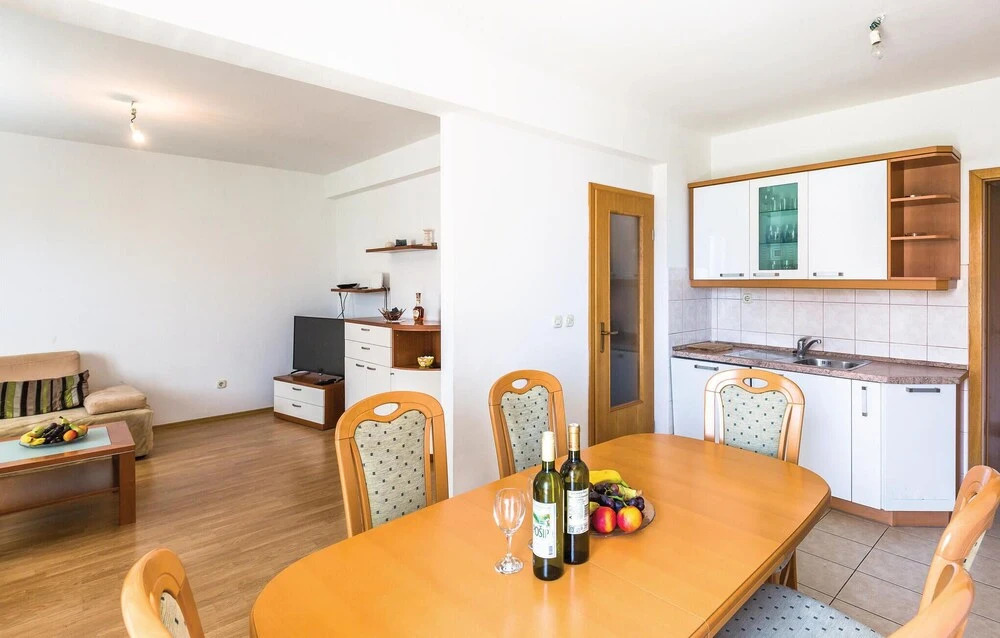 Amazing Apartment in Makarska With 5 Bedrooms and Wifi