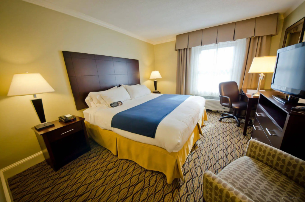 Holiday Inn Express and Suites Merrimack - Nashua by IHG