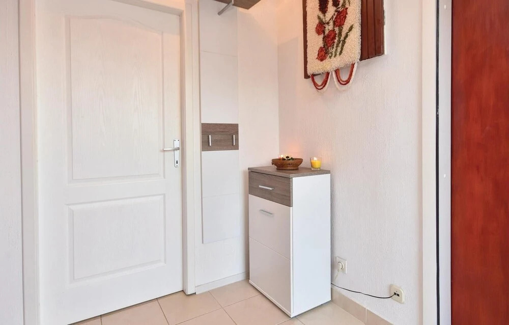 Nice Home in Slatine with Hot Tub, WiFi & 6 Bedrooms