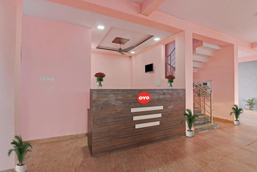 OYO 90872 Raj Hotel