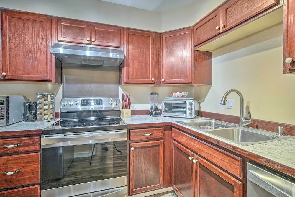 Walk to Downtown & Coast Trail: Condo in Anchorage