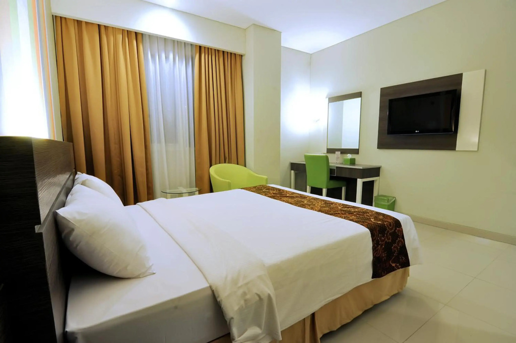 Pose In Hotel Solo
