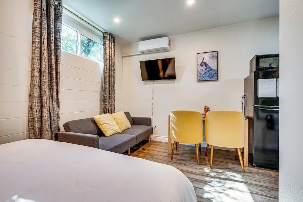 4 Mi to Old Pasadena! Well-appointed Studio Stay