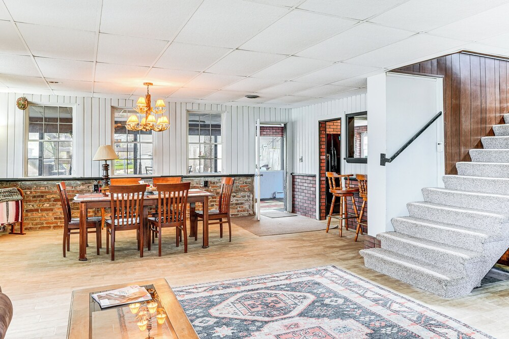 Cozy Home w/ Yard: Steps to Mississippi River