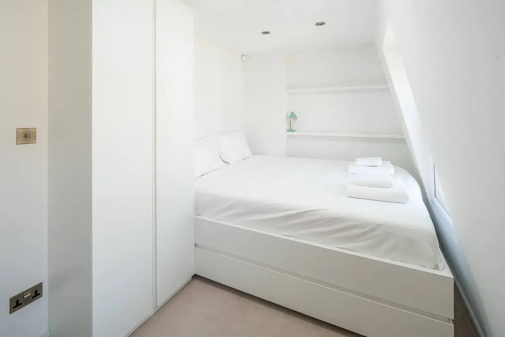 Airy and Bright 4 bed house near Hyde Park