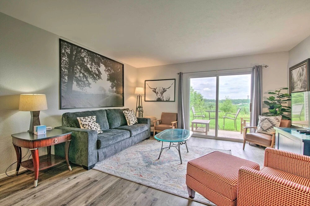 Cheerful Condo: Patio, 2 Mi to Branson Strip!