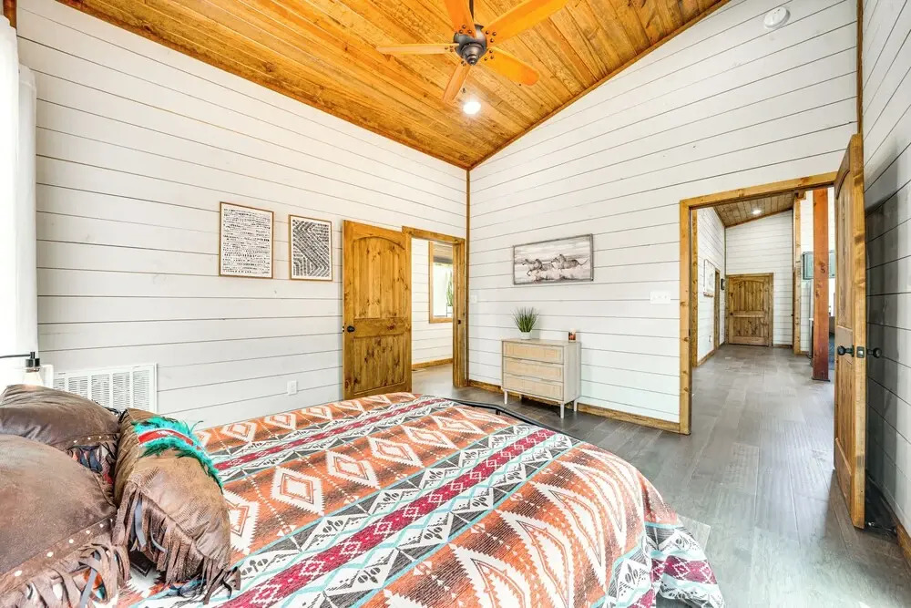 Luxe Broken Bow Home w/ Hot Tub & Fire Pit!