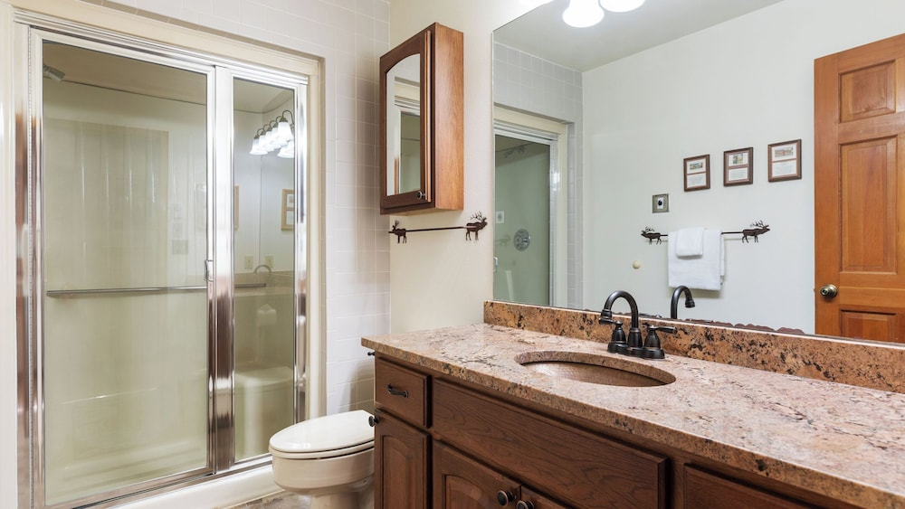 Riverside Condos B101 by Avantstay Condo Close To Downtown, Town Park & Ski Lift #8