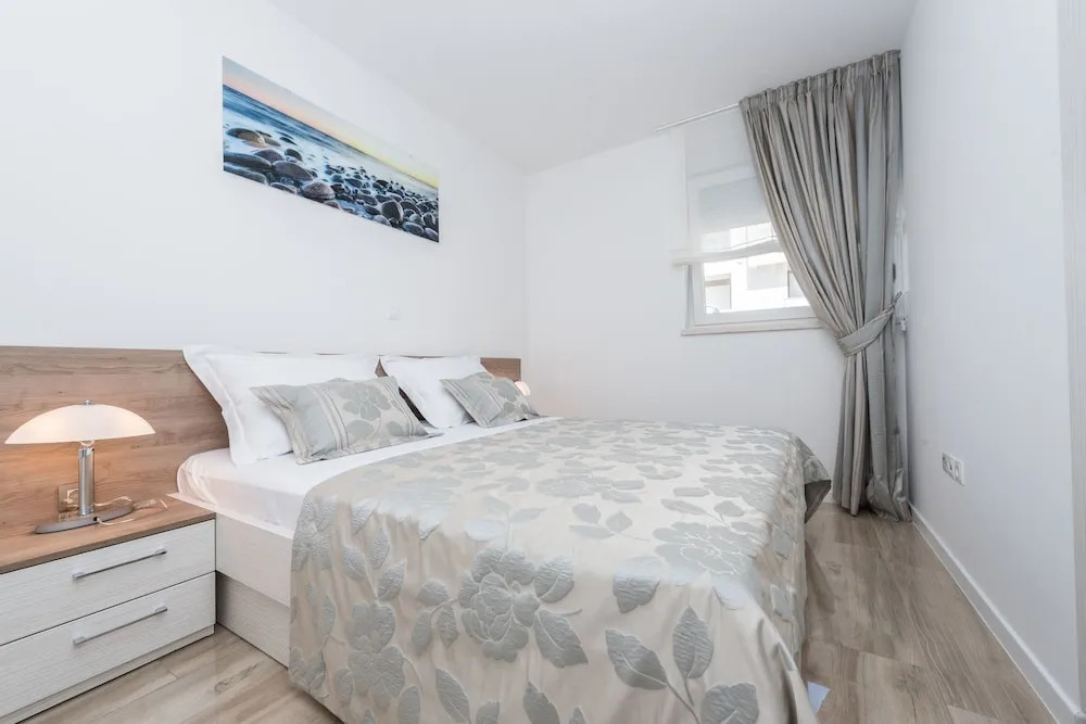 Apartments with pool Villa Zora