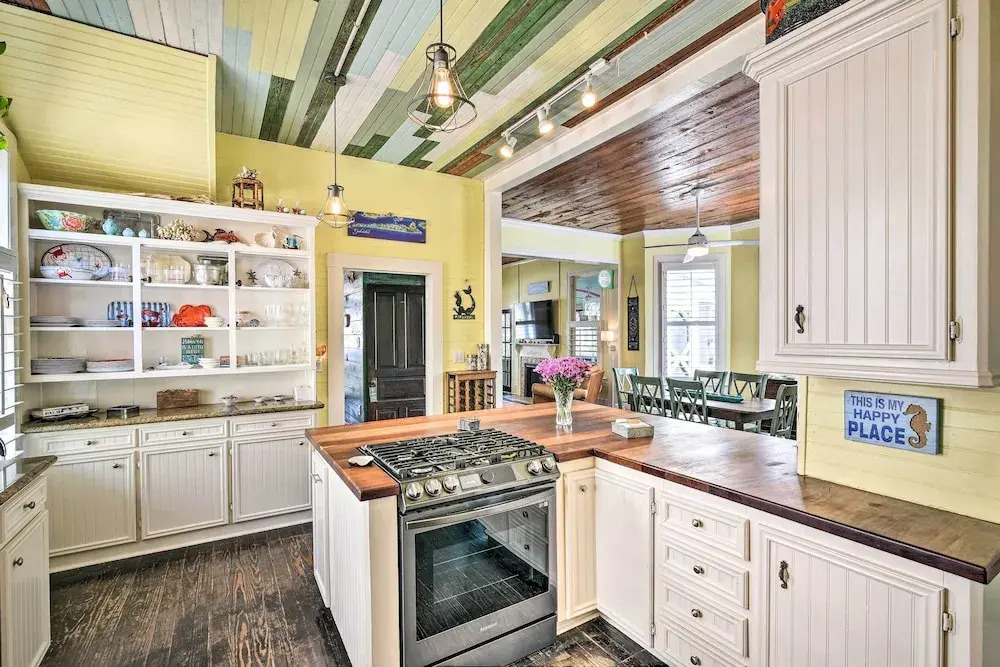 Historic Galveston Hideaway, Walk to the Beach!