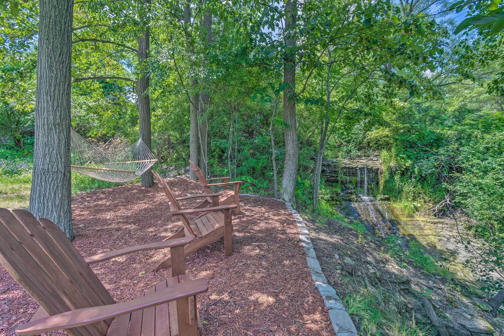 Watkins Glen Lakeview Cottage w/ Waterfall!
