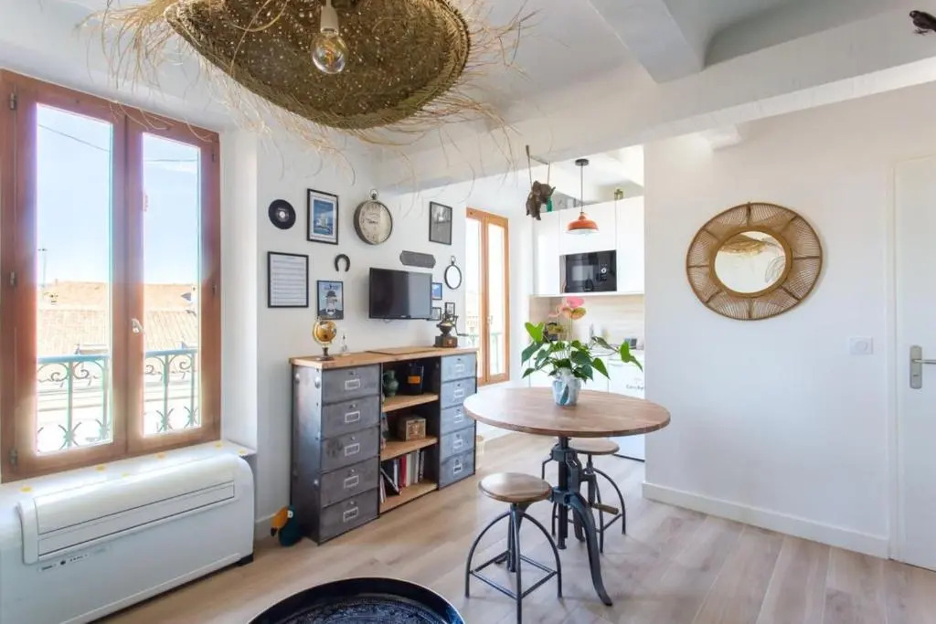 Furnished air-conditioned studio classified 2 stars near the beach&old port