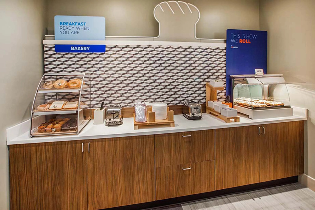 Holiday Inn Express Cleveland Airport - Brook Park by IHG