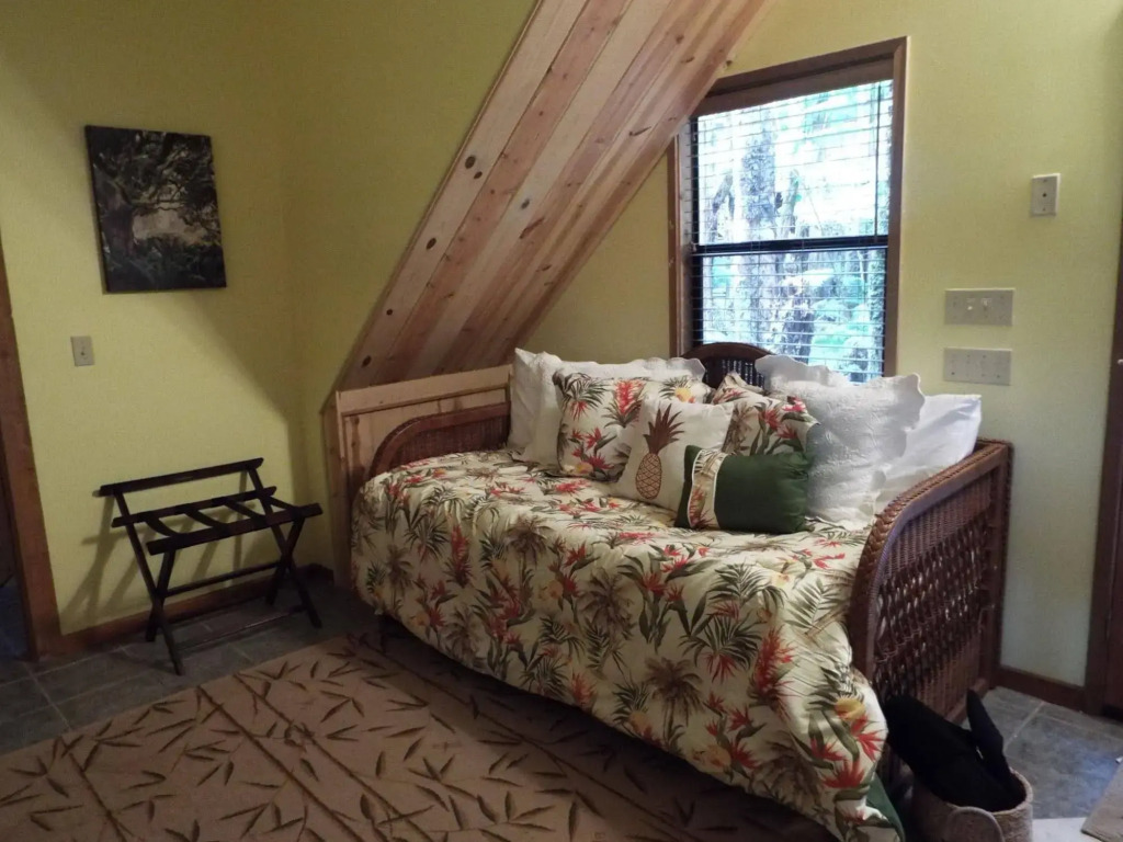 The Guest Cottages @ Volcano Acres Tree House