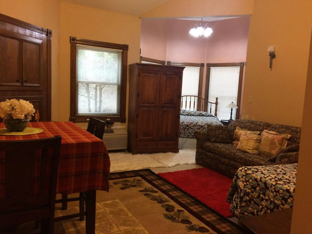 Spruce Hill Inn & Cottages