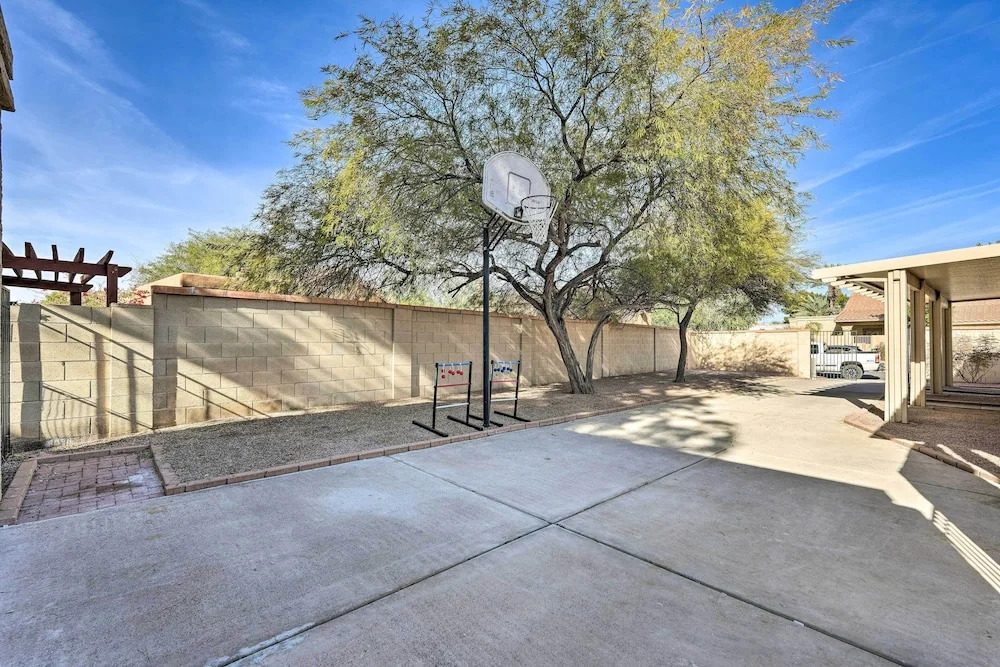 Near Golf! Snowbird Poolside Escape in Scottsdale