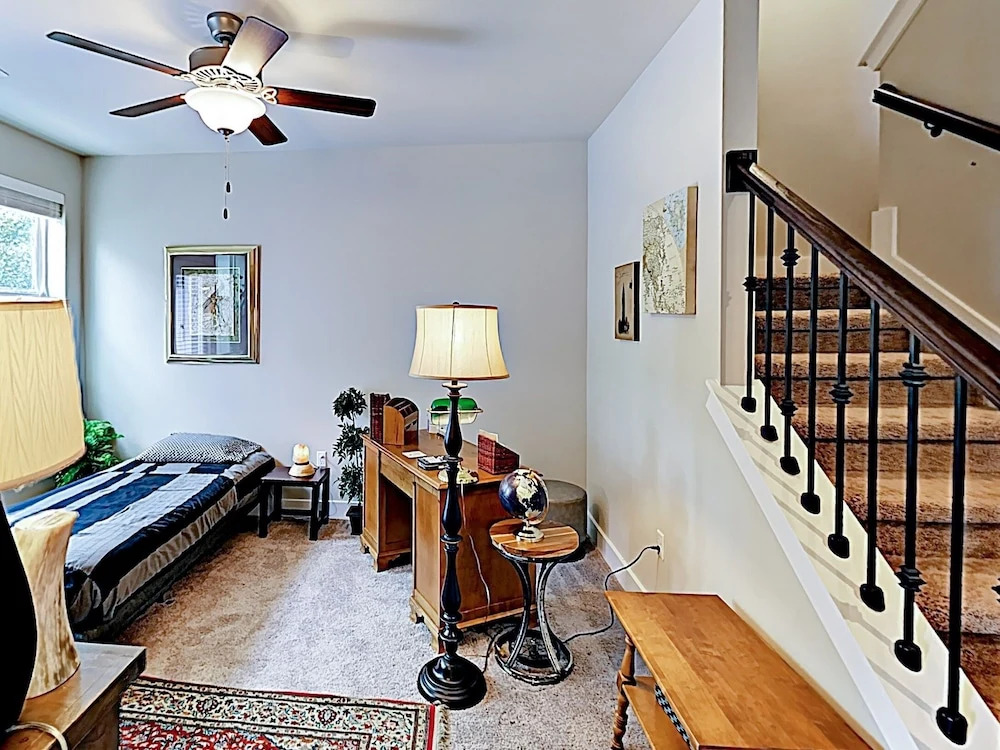 New Listing! Spacious & Lavish Getaway - Downtown! 3 Bedroom Home