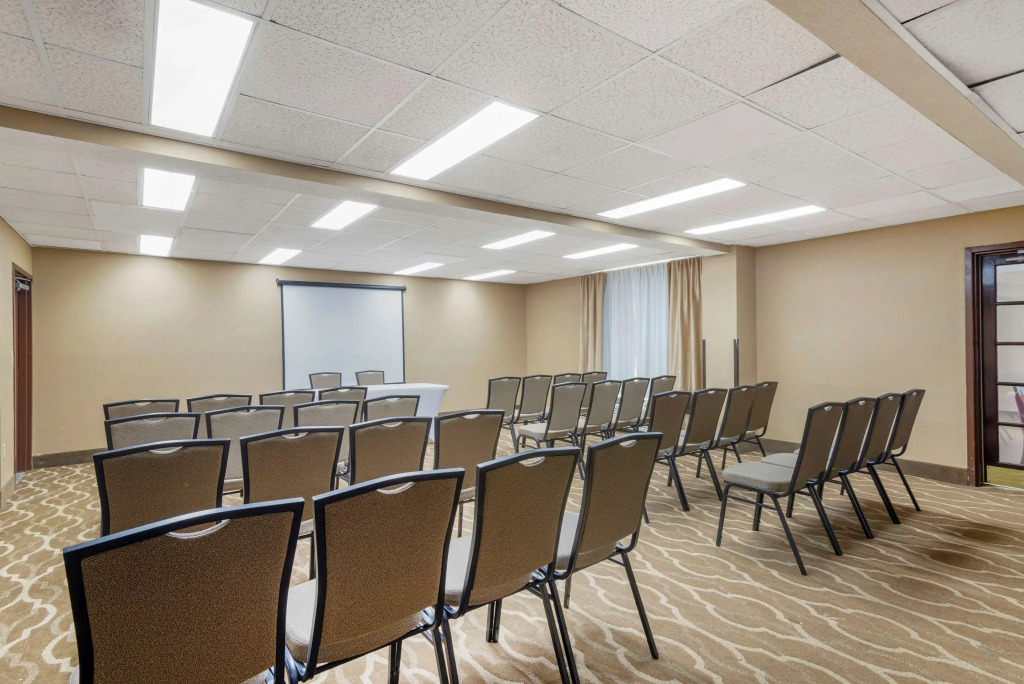 Comfort Inn & Suites - near Robins Air Force Base Main Gate