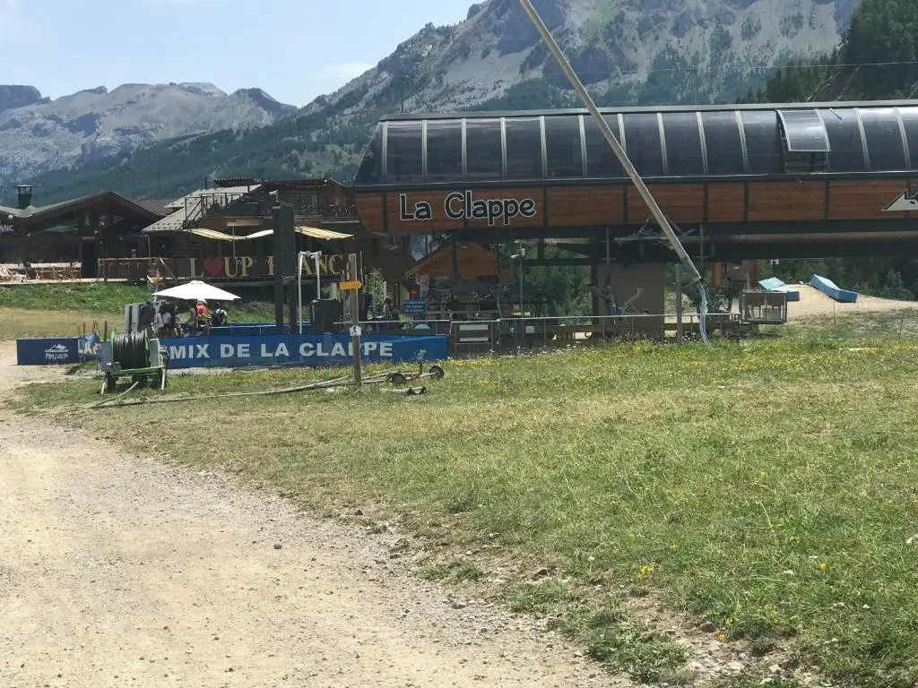 au Bonheur - Praloup 1600 - Au cœur de la station et au pied des pistes - La voile des neiges - parking commun privé - local ski
