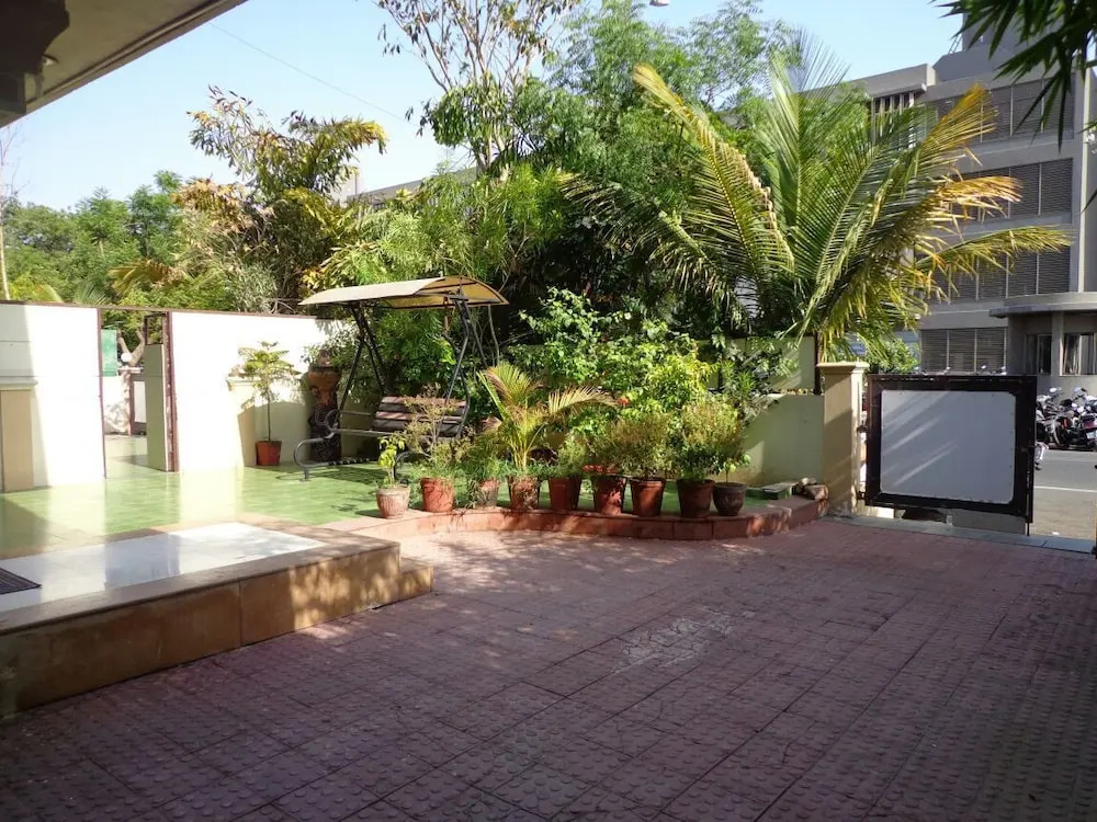 10 Blossoms Service Apartment