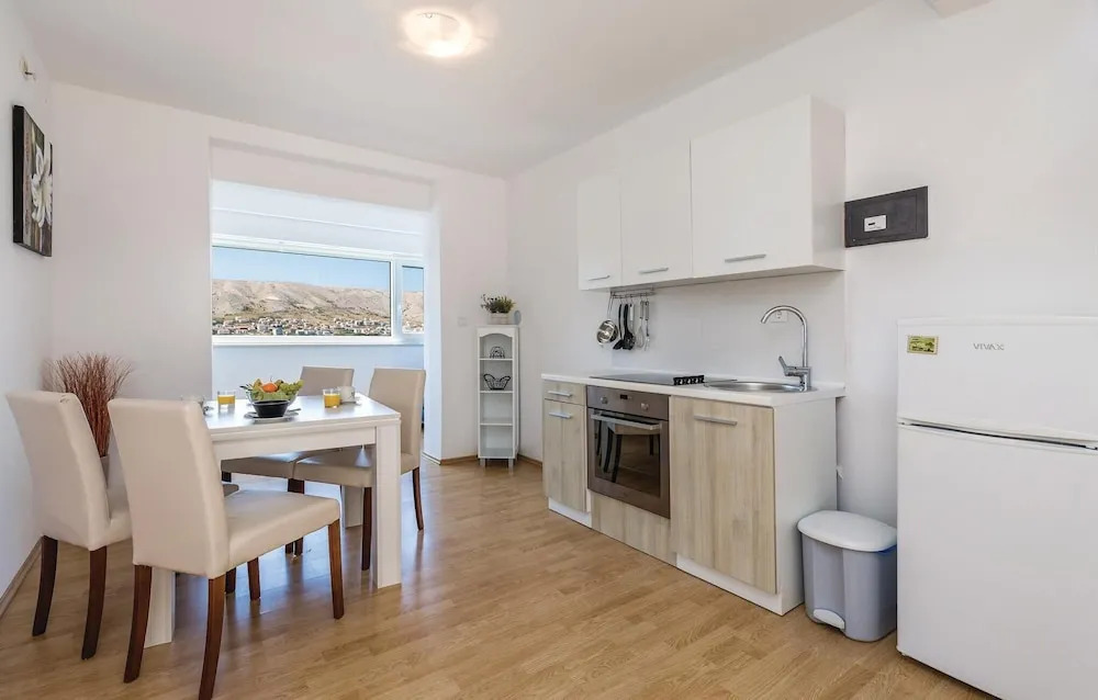 Beautiful Home in Pag With Wifi and 6 Bedrooms