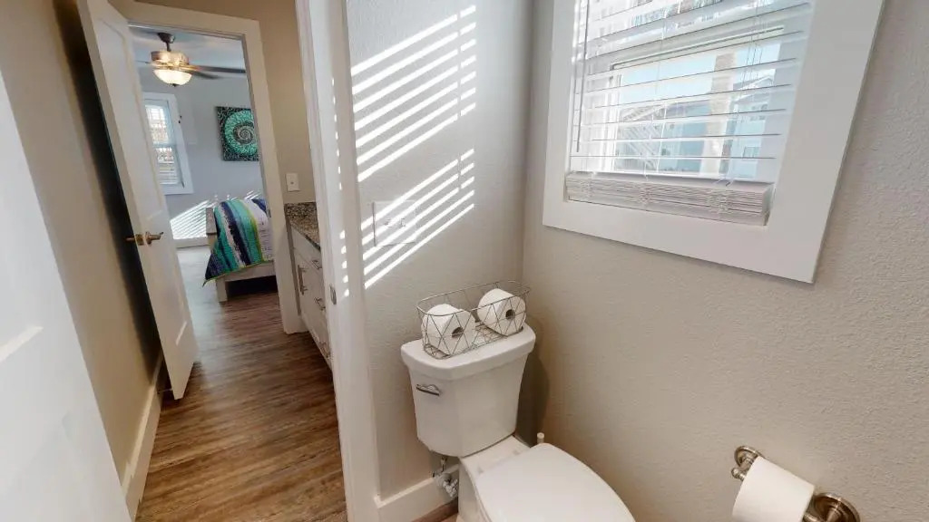 AH-G126 Remodeled First Floor Condo, Shared Pool & Hot Tub, Near Marina
