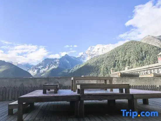 Yading Zhaxi Kongshu Tibetan Culture Theme Hotel
