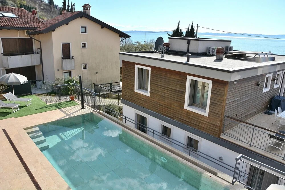 North House - Sleeps 4 Shared Pool Lake View in Torri del Benaco
