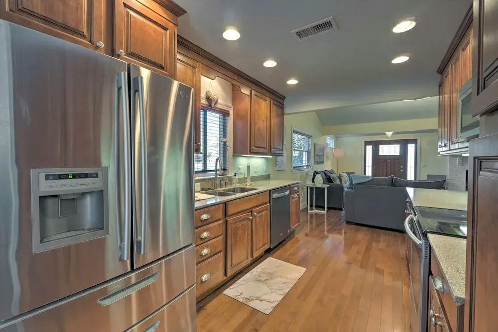 Bright Sarasota Bungalow - 5 Mi to Siesta Beach!