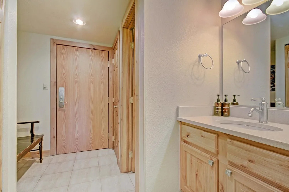 Beautiful Ski-In Ski-Out Condo, Great Location - CM244 by RedAwning