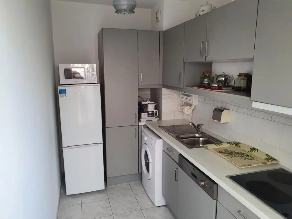 2 piece 53m2 avec terrasse 15M2 à 150metres de la plagede Juan les pins