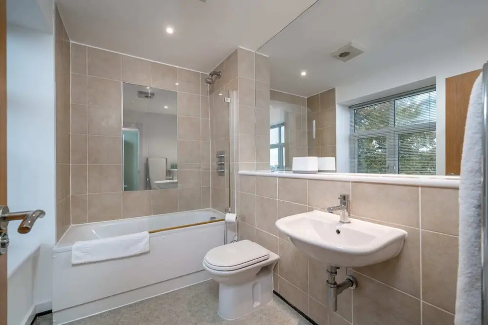 Stunning 3BD Flat, Parking, Sleeps Six, Near Park