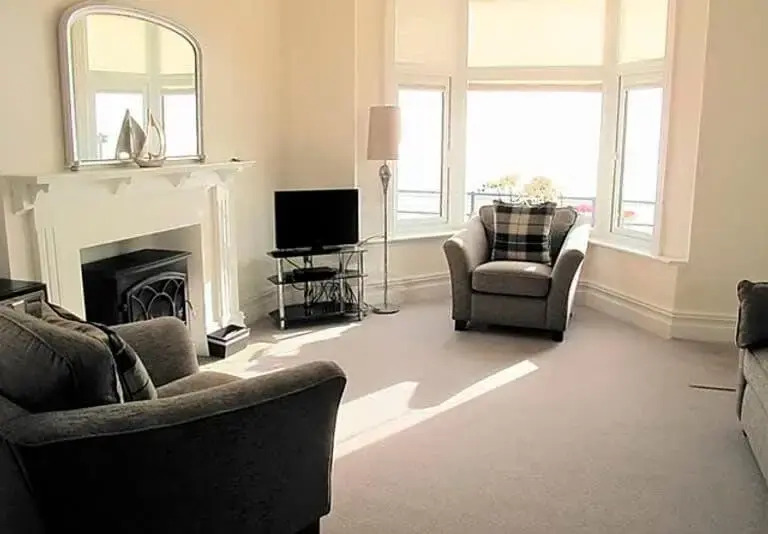 Ivy House - Seafront house with garden seating and stunning sea views! - Ocholo Villas