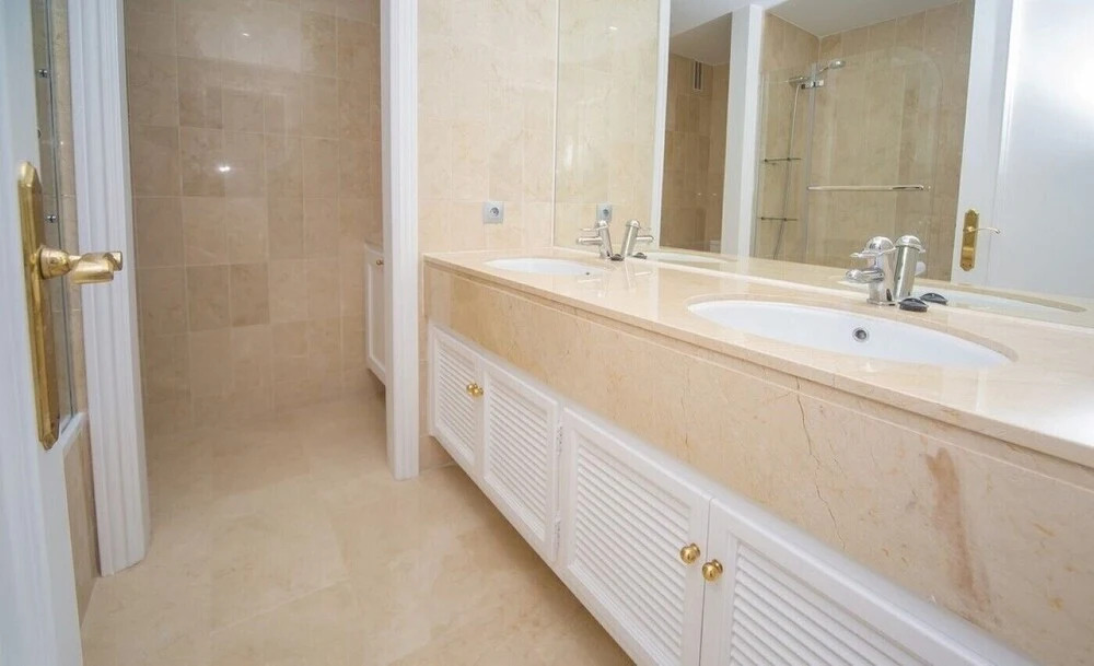 Modern 2 Bed ,2 bathroom refurbished apartment , outstanding sea and golf views