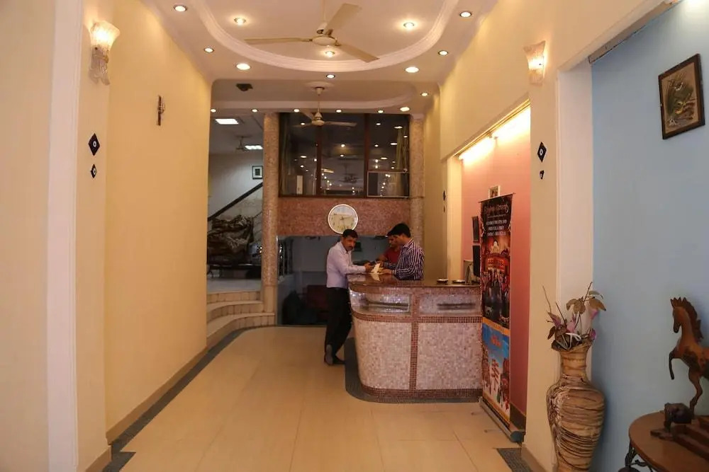 Hotel Pearl Plaza, City Centre - Near Connaught Place & NDLS Railway Station